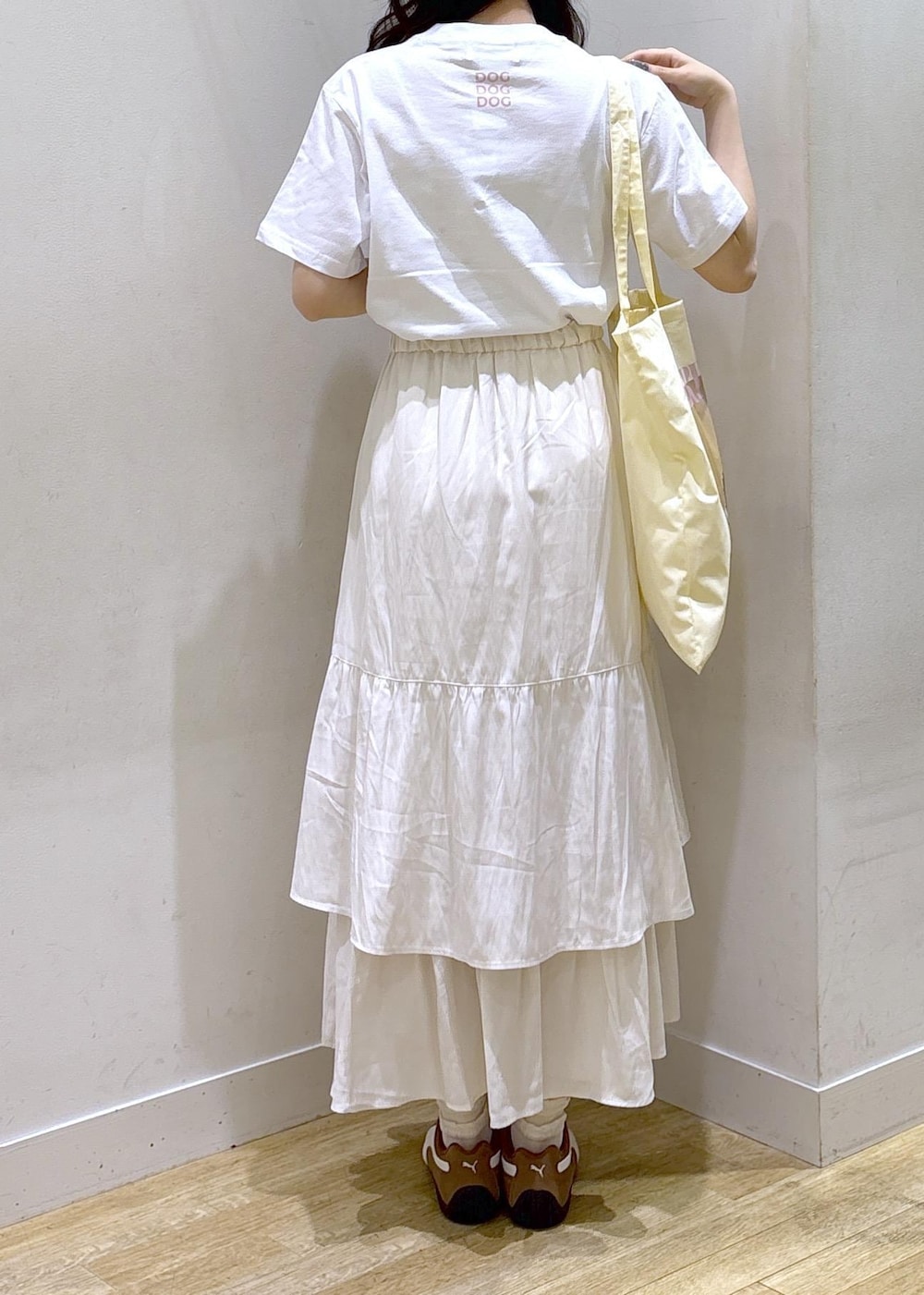 ホワイト系のスカート、イエロー系のトートバッグ、ホワイト系のTシャツ/カットソーを着用したレディースの春コーディネートの4枚目の写真