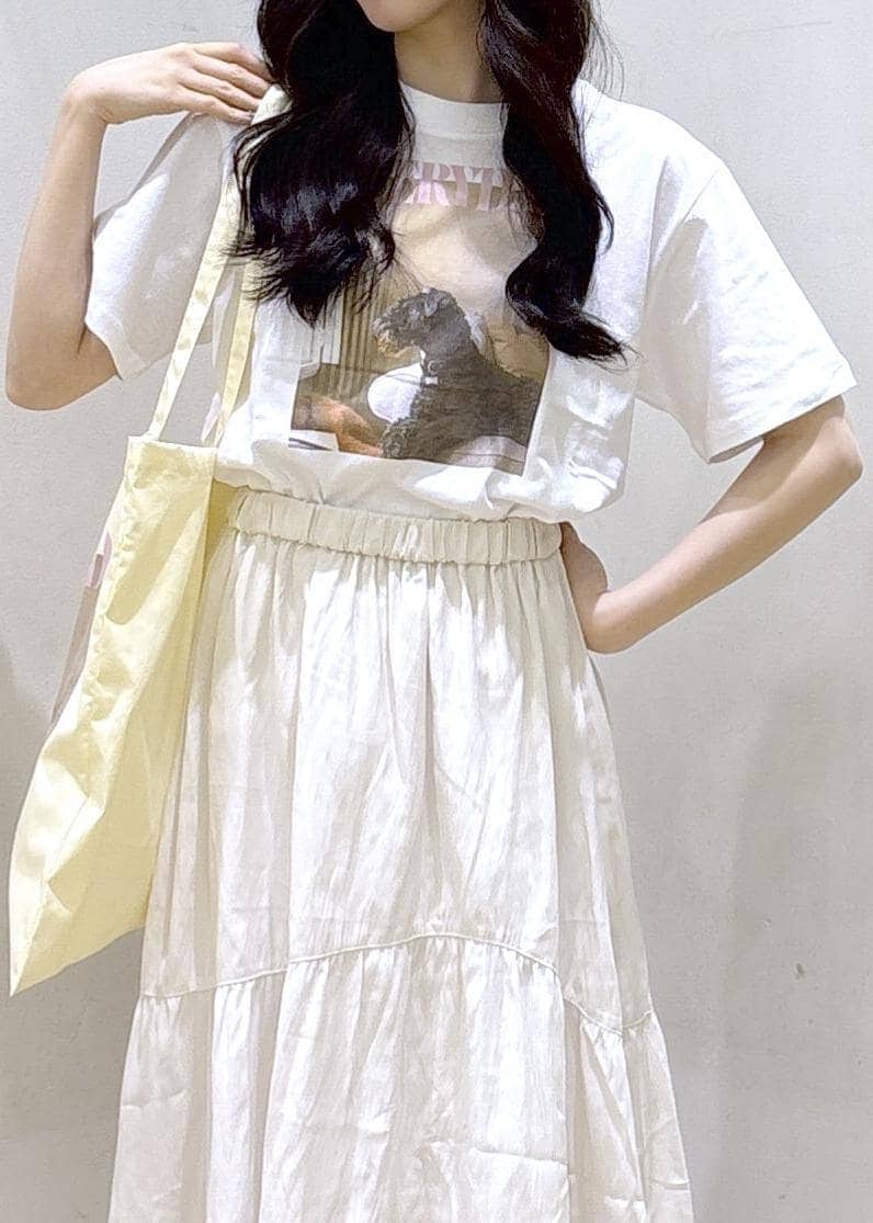 ホワイト系のスカート、イエロー系のトートバッグ、ホワイト系のTシャツ/カットソーを着用したレディースの春コーディネートの6枚目の写真