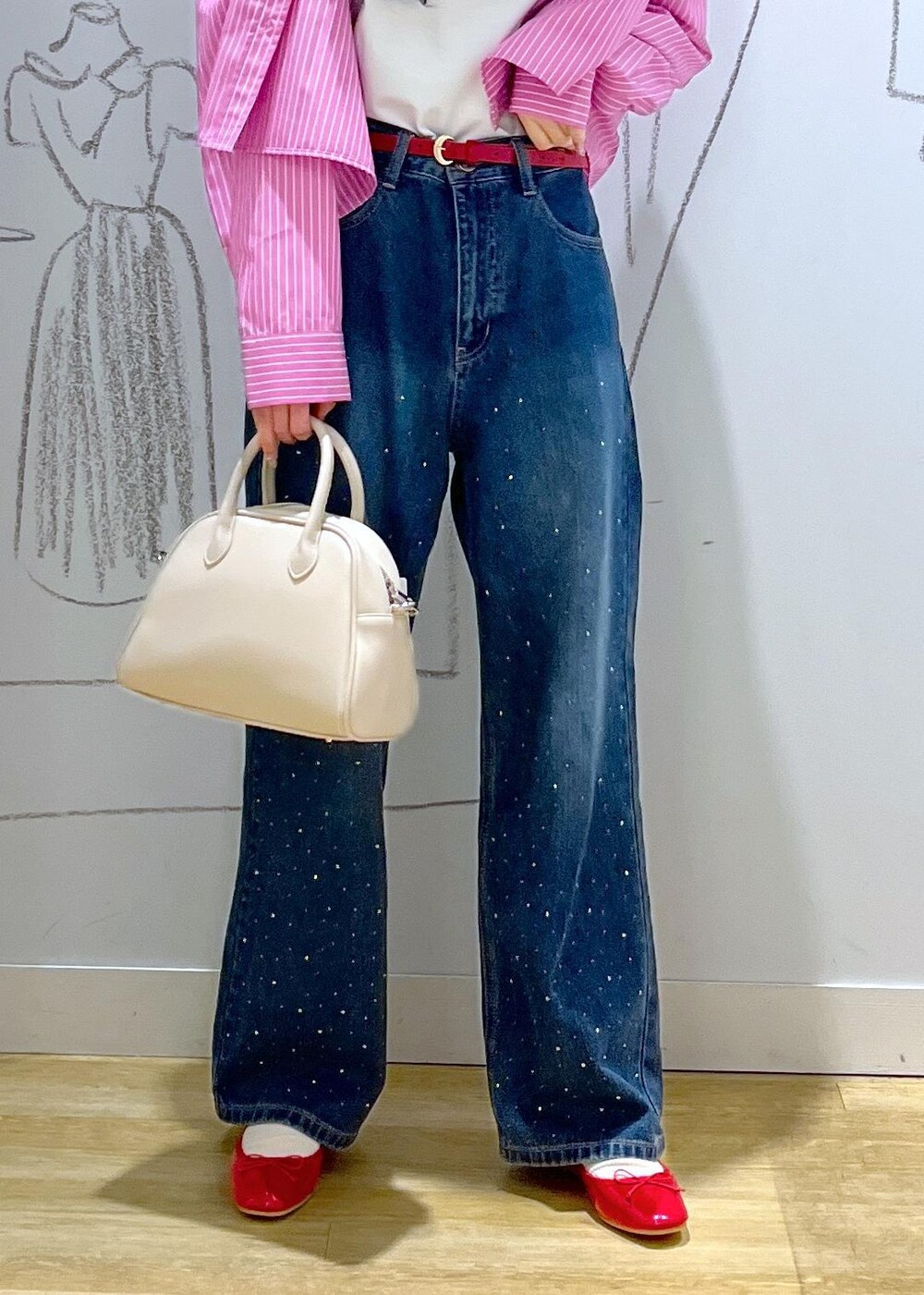 ブルー系のデニムパンツ、ベージュ系のボストンバッグ、ピンク系のシャツ/ブラウスを着用したレディースの春コーディネートの7枚目の写真