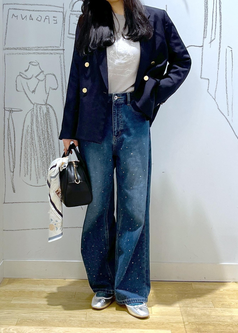 ブルー系のデニムパンツ、ブルー系のテーラードジャケット、シルバー系のバレエシューズを着用したレディースの冬コーディネートの2枚目の写真