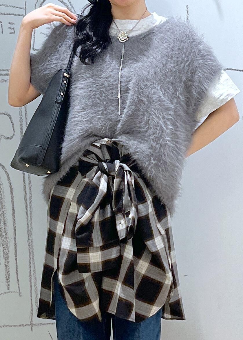 ブルー系のデニムパンツ、ブラック系のショルダーバッグ、グレー系のベストを着用したレディースの夏コーディネートの6枚目の写真