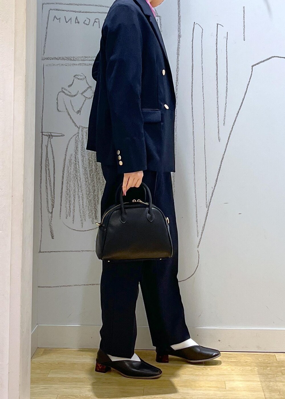 ピンク系のシャツ/ブラウス、ブルー系のその他パンツ、ブルー系のテーラードジャケットを着用したレディースの春コーディネートの3枚目の写真