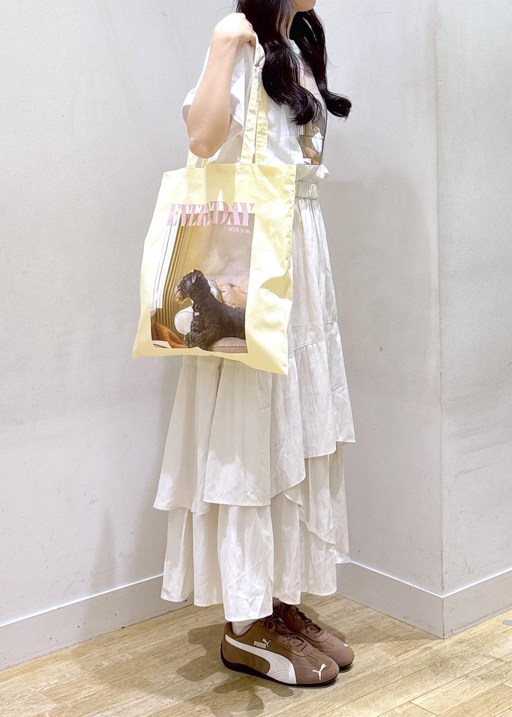 ホワイト系のスカート、イエロー系のトートバッグ、ホワイト系のTシャツ/カットソーを着用したレディースの春コーディネートの5枚目の写真