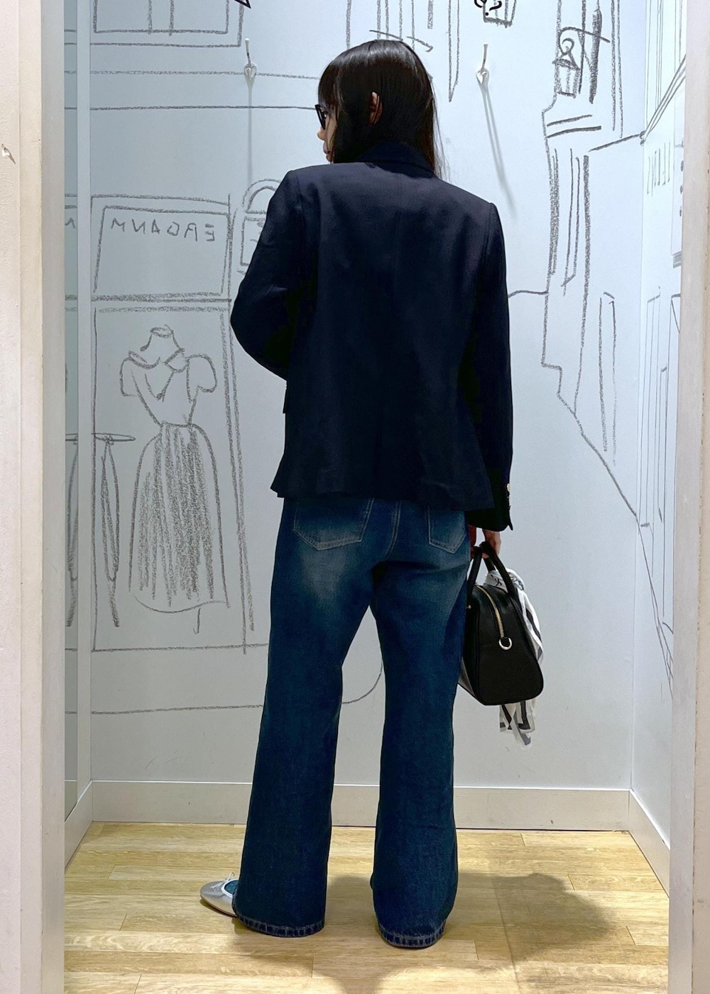 ブルー系のデニムパンツ、ブルー系のテーラードジャケット、シルバー系のバレエシューズを着用したレディースの冬コーディネートの4枚目の写真