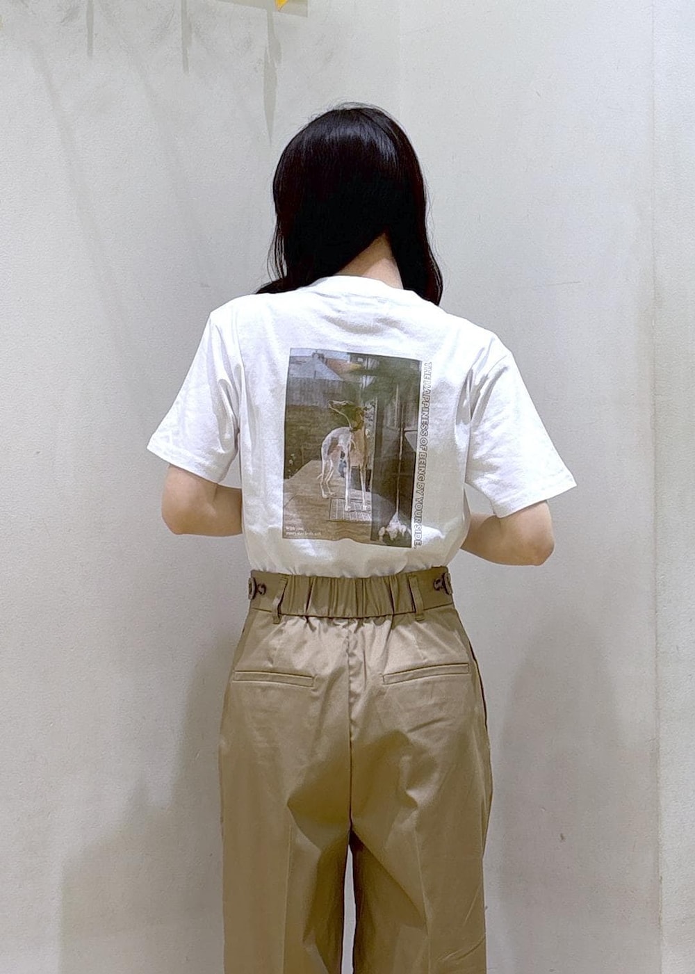 ホワイト系のスカート、イエロー系のトートバッグ、ホワイト系のTシャツ/カットソーを着用したレディースの春コーディネートの7枚目の写真