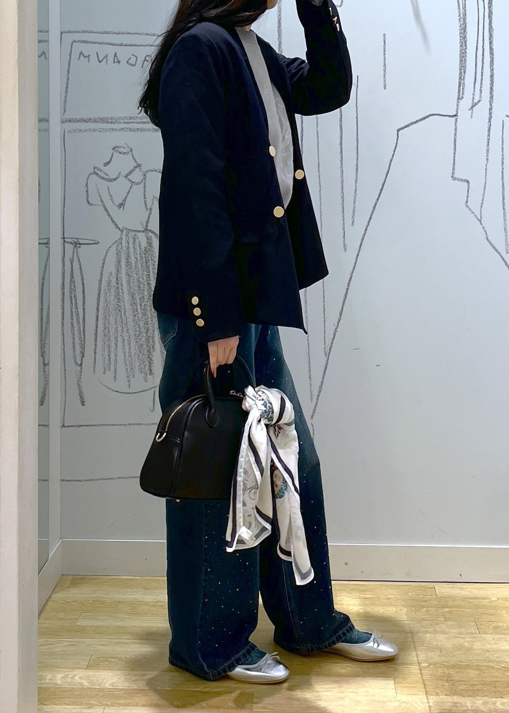 ブルー系のデニムパンツ、ブルー系のテーラードジャケット、シルバー系のバレエシューズを着用したレディースの冬コーディネートの3枚目の写真