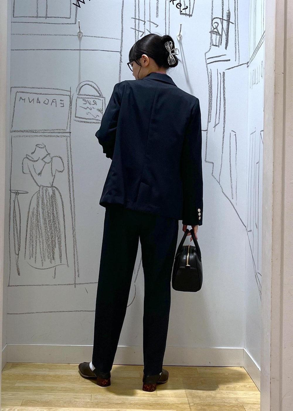 ピンク系のシャツ/ブラウス、ブルー系のその他パンツ、ブルー系のテーラードジャケットを着用したレディースの春コーディネートの4枚目の写真