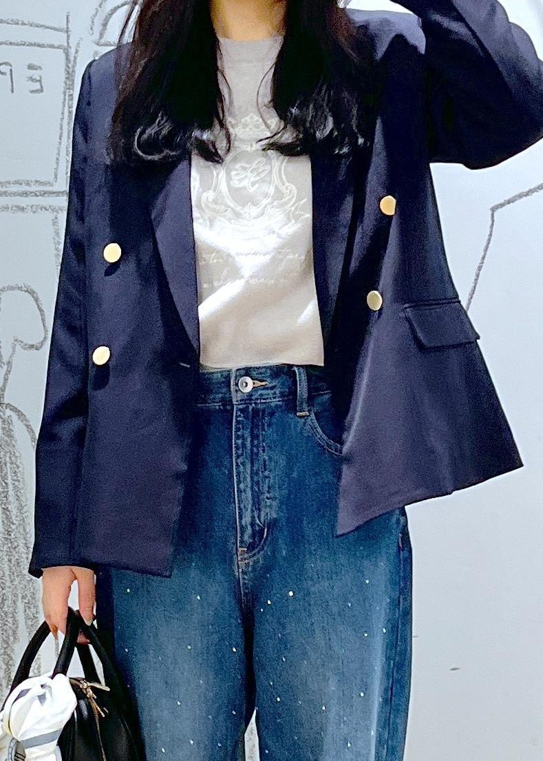 ブルー系のデニムパンツ、ブルー系のテーラードジャケット、シルバー系のバレエシューズを着用したレディースの冬コーディネートの6枚目の写真