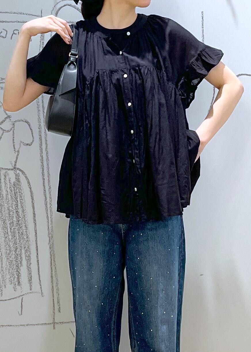 ブラック系のハンドバッグ、ブルー系のデニムパンツ、ブラウン系のサンダルを着用したレディースの夏コーディネートの6枚目の写真