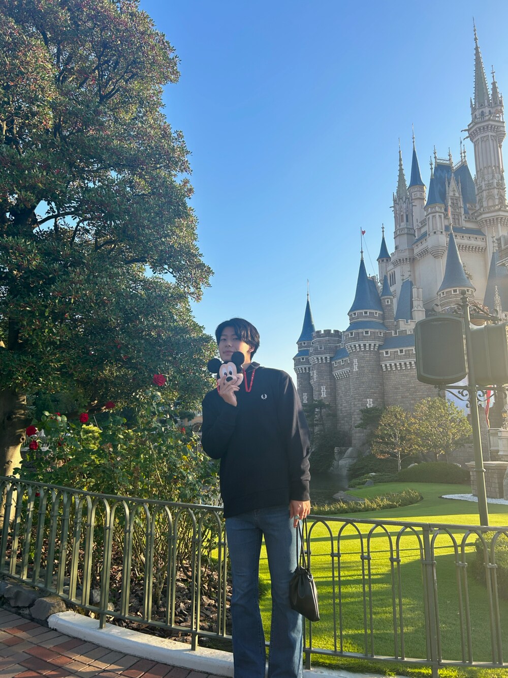 「秋冬コーデ、ディズニーコーデ、ディズニー、フレッドペリー(FRED PERRY)、カジュアルコーデ、デニム、お出かけコーデ」｜「FRED PERRYのアイテム（スウェット、ブルー系）」を使った、imatom2000さん（メンズ・178cm）の冬コーディネートの4枚目の写真