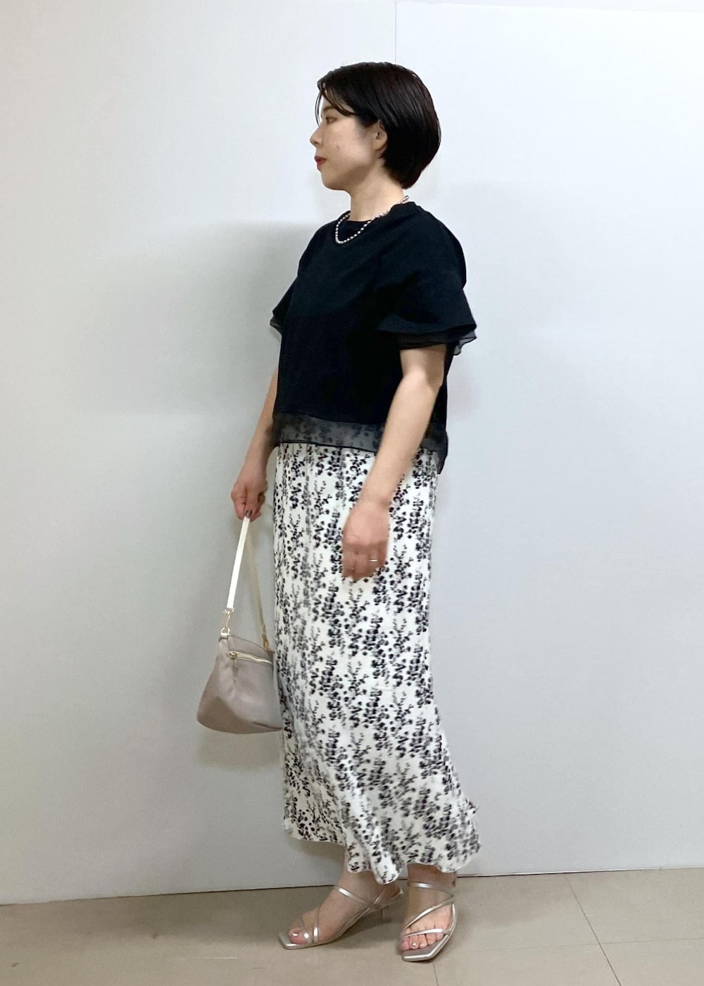 「夏コーデ、デートコーデ、旅行コーデ、女子会コーデ、スカートスタイル、モノトーンコーデ、ROPÉ PICNIC、ストレート、ブルべ夏、混合、トップス、Tシャツ/カットソー、スカート、バッグ、ショルダーバッグ」｜「ROPE' PICNICの撥水加工/ミニショルダーバッグ（ショルダーバッグ、ベージュ系）」を使った、ゆんさん（レディース・155cm）の夏コーディネートの2枚目の写真
