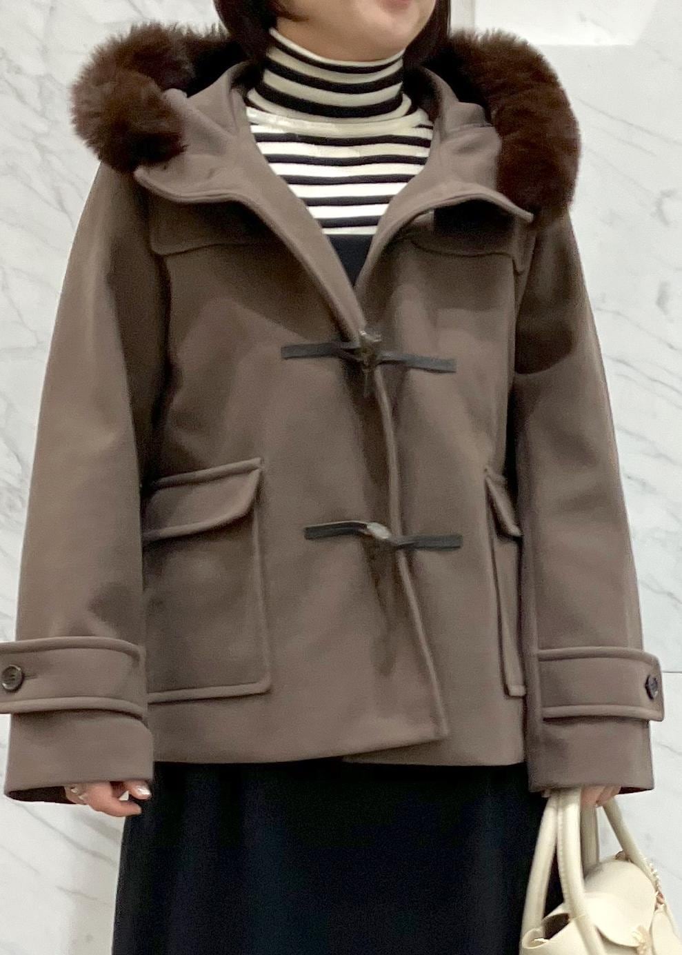 ブラック系のワンピース、ブラウン系のダッフルコート、ホワイト系のニット/セーターを着用したレディースの冬コーディネートの5枚目の写真