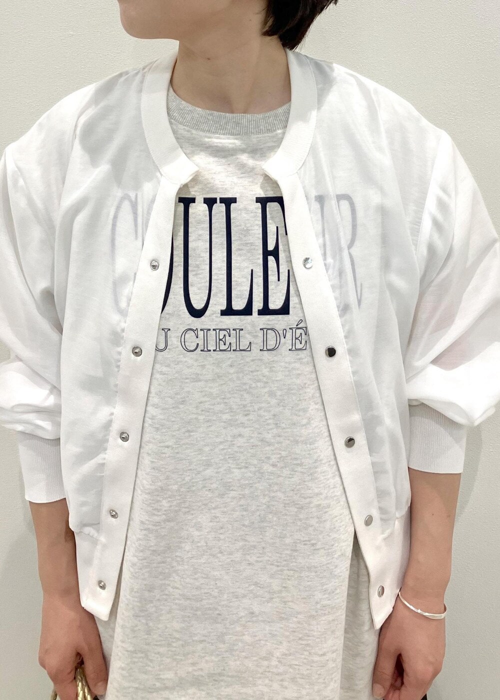 「夏コーデ、お出かけコーデ、スカートスタイル、ROPÉ PICNIC、ストレート、ブルべ夏、混合、低身長、トップス、Tシャツ/カットソー、カーディガン、スカート、バッグ、トートバッグ、シューズ」｜「ROPE' PICNICのスキニーストラップフラットサンダル（サンダル、ブラック系）」を使った、ゆんさん（レディース・155cm）の夏コーディネートの6枚目の写真