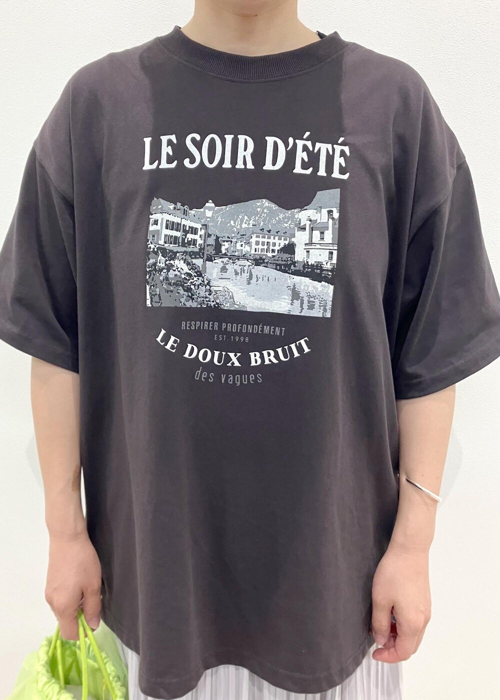 「夏コーデ、お出かけコーデ、カジュアルコーデ、ROPÉ PICNIC、ストレート、ブルべ夏、混合、低身長、トップス、Tシャツ/カットソー、ベスト、スカート、バッグ、ショルダーバッグ、シューズ」｜「ROPE' PICNICのスキニーストラップフラットサンダル（サンダル、ブラック系）」を使った、ゆんさん（レディース・155cm）の夏コーディネートの6枚目の写真