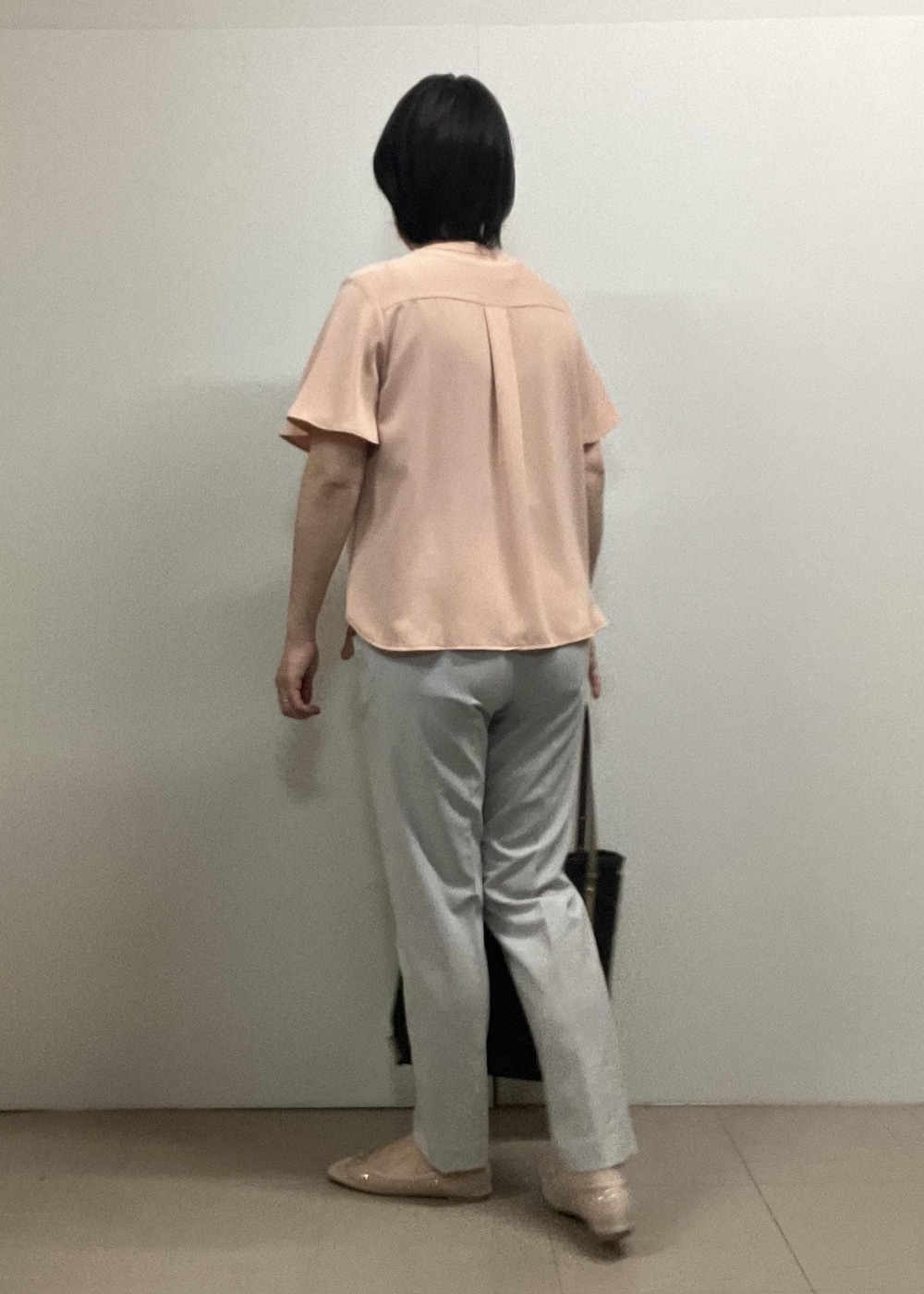 「春のお仕事服_pickup、初夏コーデ、夏コーデ、お仕事コーデ、授業参観日コーデ、パンツスタイル、きれいめコーデ、ROPÉ PICNIC、ストレート、ブルべ夏、混合、トップス、シャツ/ブラウス、パンツ、バッグ」｜「ROPE' PICNICの【AIRina/エアリーナ】軽くてやわらかいシアーグリッターバレエシューズ（バレエシューズ、ホワイト系）」を使った、ゆんさん（レディース・155cm）の春コーディネートの4枚目の写真