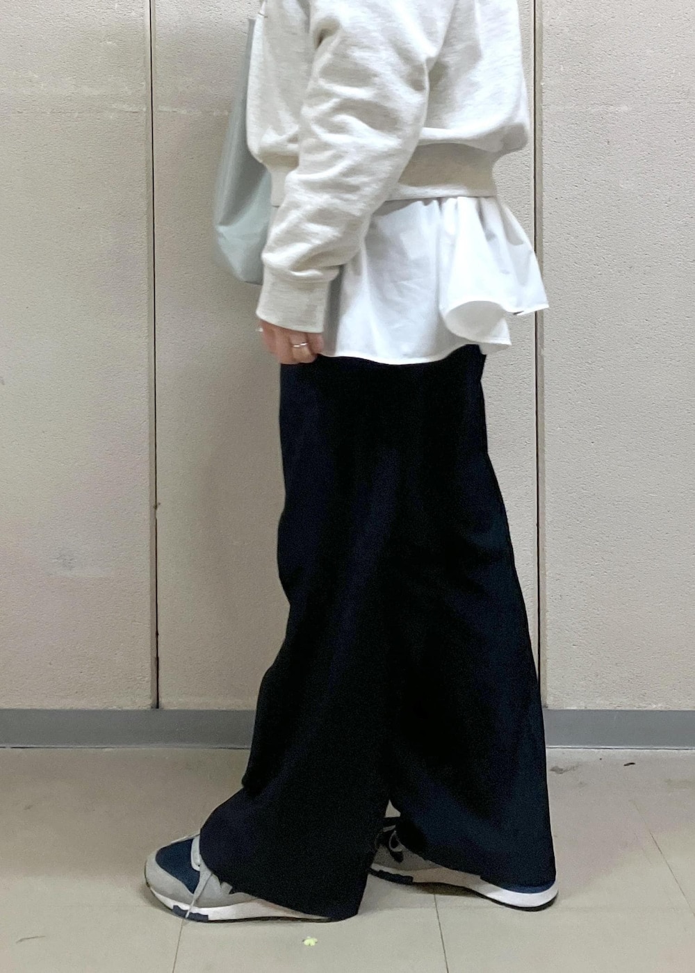 「初春コーデ、春コーデ、お出かけコーデ、フェスコーデ、女子会コーデ、大人カジュアル、レイヤード、パンツスタイル、体型カバー、ROPÉ PICNIC、ストレート、ブルべ夏、混合、トップス、シャツ/ブラウス」｜「ROPE' PICNICの花粉ガード・シワになりにくい/ギャザーシャツブラウス（シャツ/ブラウス、ホワイト系）」を使った、ゆんさん（レディース・155cm）の冬コーディネートの5枚目の写真