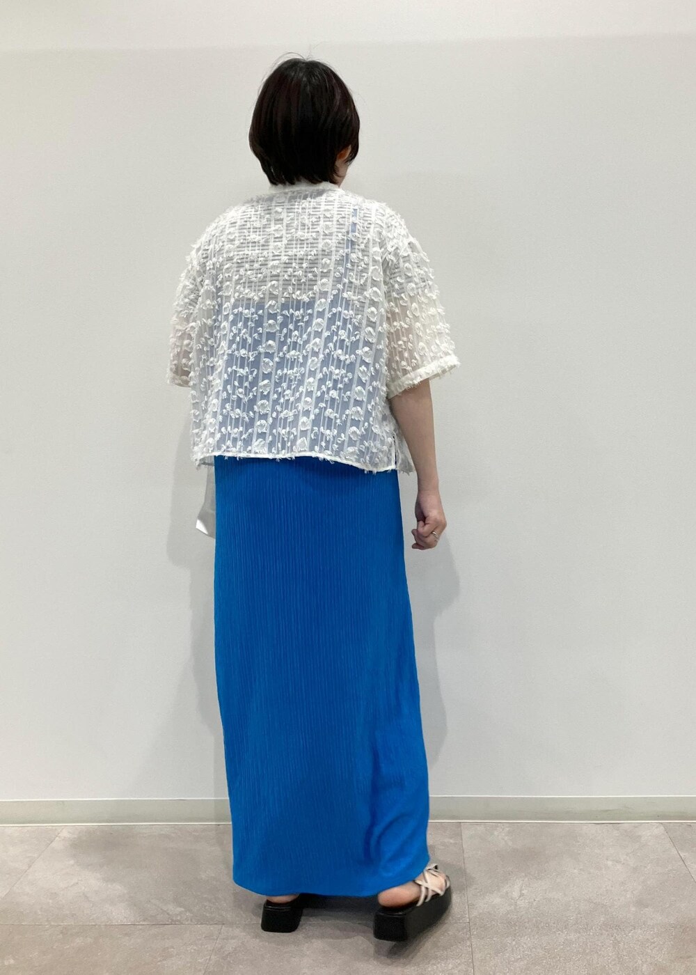 「GDH14200、GSE14060、GSM14120、GIA14230、GIX14090、カジュアル、大人カジュアル、ボーダー、トップス、Tシャツ、キャミワンピ、スキニーストラッププラットフォームサンダル、リンガーTシャツ、カットジャガードキャミワンピース、24SS夏の新作」｜「ROPE' PICNICの【新色追加】洗えるメッシュハンドルミドルトートバッグ（トートバッグ、シルバー系）」を使った、ゆんさん（レディース・155cm）の春コーディネートの4枚目の写真