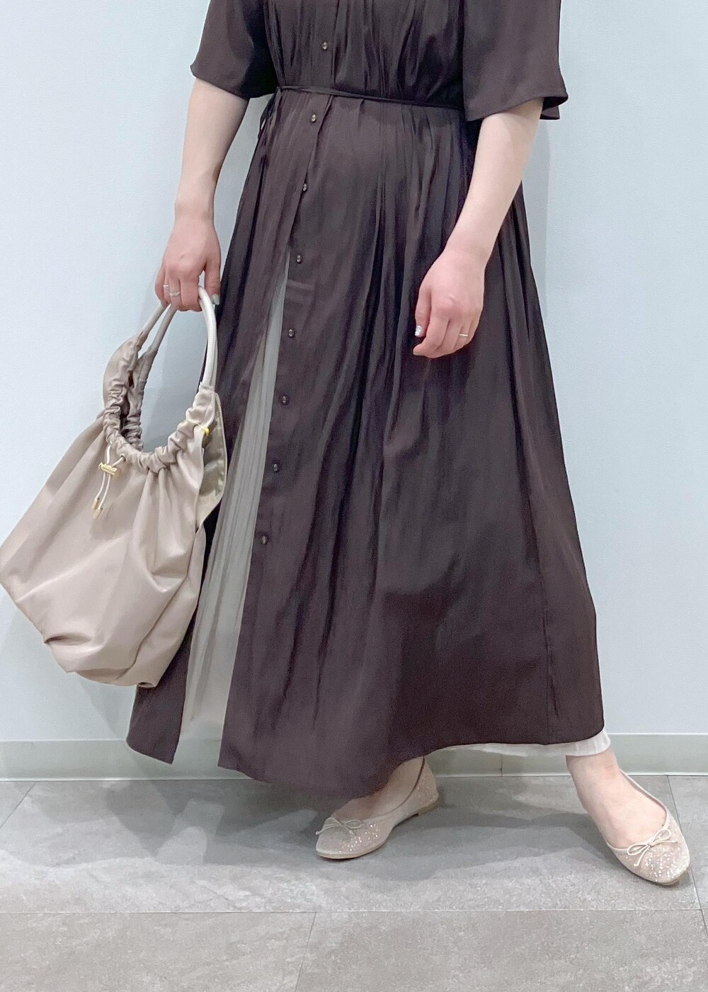 「初夏コーデ、夏コーデ、初秋コーデ、デートコーデ、お出かけコーデ、旅行コーデ、女子会コーデ、レイヤード、スカートスタイル、体型カバー、ROPÉ PICNIC、ストレート、ブルべ夏、混合、ジャケット/アウター」｜「ROPE' PICNICの着丈選べる/接触冷感・UVカット/割繊ハーフスリーブワンピース（ワンピース、ブラウン系）」を使った、ゆんさん（レディース・155cm）の春コーディネートの10枚目の写真
