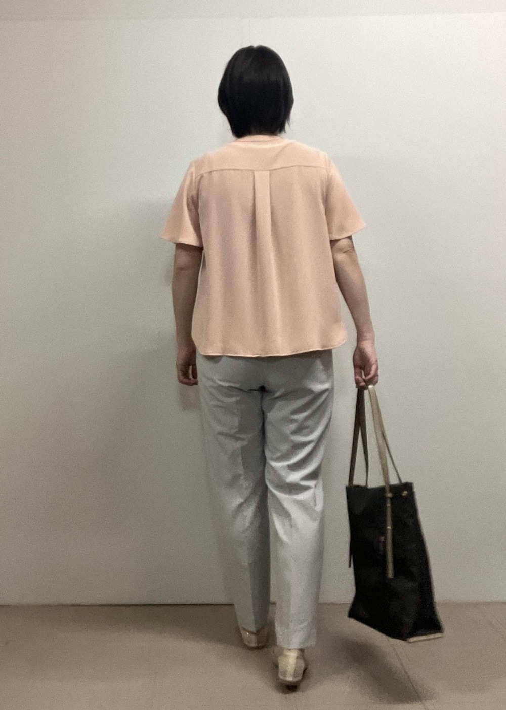 「春のお仕事服_pickup、初夏コーデ、夏コーデ、お仕事コーデ、授業参観日コーデ、パンツスタイル、きれいめコーデ、ROPÉ PICNIC、ストレート、ブルべ夏、混合、トップス、シャツ/ブラウス、パンツ、バッグ」｜「ROPE' PICNICの【AIRina/エアリーナ】軽くてやわらかいシアーグリッターバレエシューズ（バレエシューズ、ホワイト系）」を使った、ゆんさん（レディース・155cm）の春コーディネートの5枚目の写真