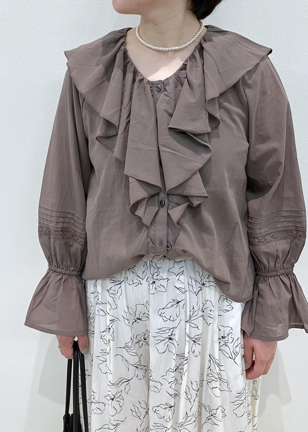「RP2504、ＲＰ２５０４、Wshirt_pickup、春コーデ、初夏コーデ、夏コーデ、デートコーデ、旅行コーデ、女子会コーデ、体型カバー、ROPÉ PICNIC、ストレート、ブルべ夏、混合、トップス」｜「ROPE' PICNICのパールショートネックレス（ネックレス、ゴールド系）」を使った、ゆんさん（レディース・155cm）の春コーディネートの10枚目の写真