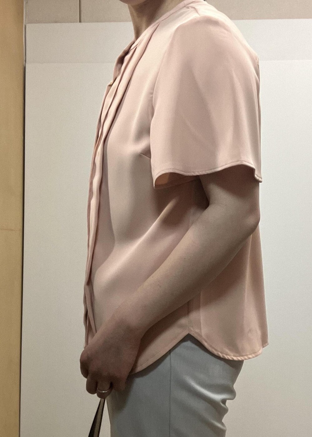 「春のお仕事服_pickup、初夏コーデ、夏コーデ、お仕事コーデ、授業参観日コーデ、パンツスタイル、きれいめコーデ、ROPÉ PICNIC、ストレート、ブルべ夏、混合、トップス、シャツ/ブラウス、パンツ、バッグ」｜「ROPE' PICNICの【AIRina/エアリーナ】軽くてやわらかいシアーグリッターバレエシューズ（バレエシューズ、ホワイト系）」を使った、ゆんさん（レディース・155cm）の春コーディネートの8枚目の写真