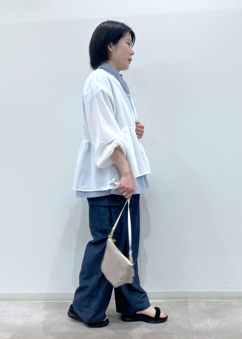 「初夏コーデ、夏コーデ、お出かけコーデ、旅行コーデ、大人カジュアル、ROPÉ PICNIC、ストレート、ブルべ夏、混合、トップス、シャツ/ブラウス、ジャケット/アウター、ブルゾン、パンツ、カーゴパンツ」｜「ROPE' PICNICの【UV対応・防シワ】フレンチペプラムシャツ（シャツ/ブラウス、ブルー系）」を使った、ゆんさん（レディース・155cm）の春コーディネートの6枚目の写真