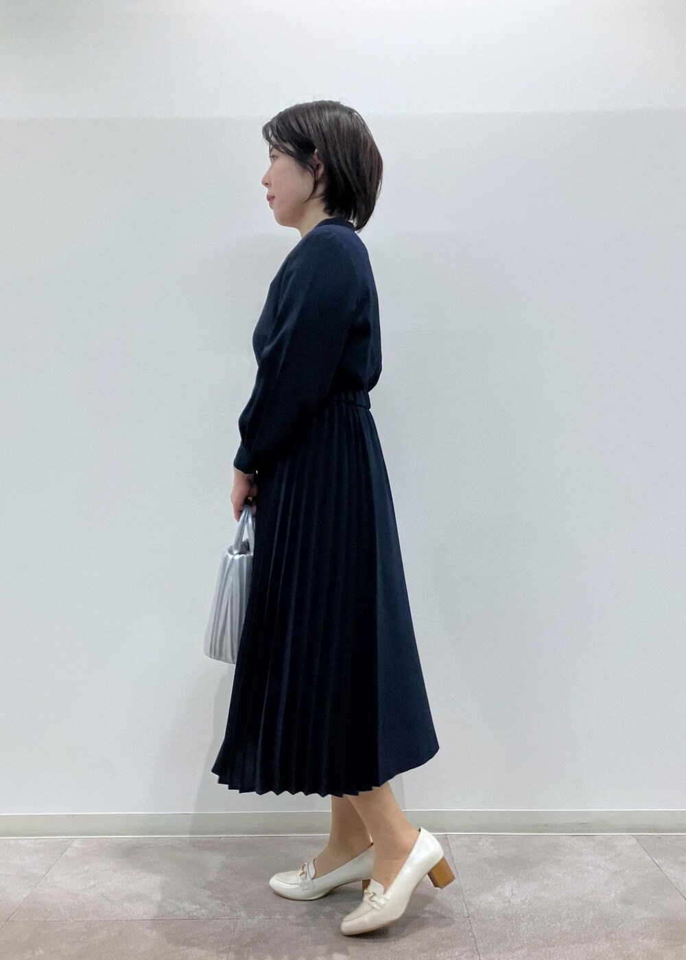 「GDE14900、GIA14010、GIX14040、骨格ストレート、ワンピース、HARUTA、小柄さん向け、ROPEPICNIC、ROPE PICNIC、ロペピクニック、お仕事、オフィスカジュアル、フォーマル、入学式、入園式」｜「ROPE' PICNICのプリーツミドルトート＆ショルダーバッグ（ハンドバッグ、シルバー系）」を使った、ゆんさん（レディース・155cm）の春コーディネートの2枚目の写真