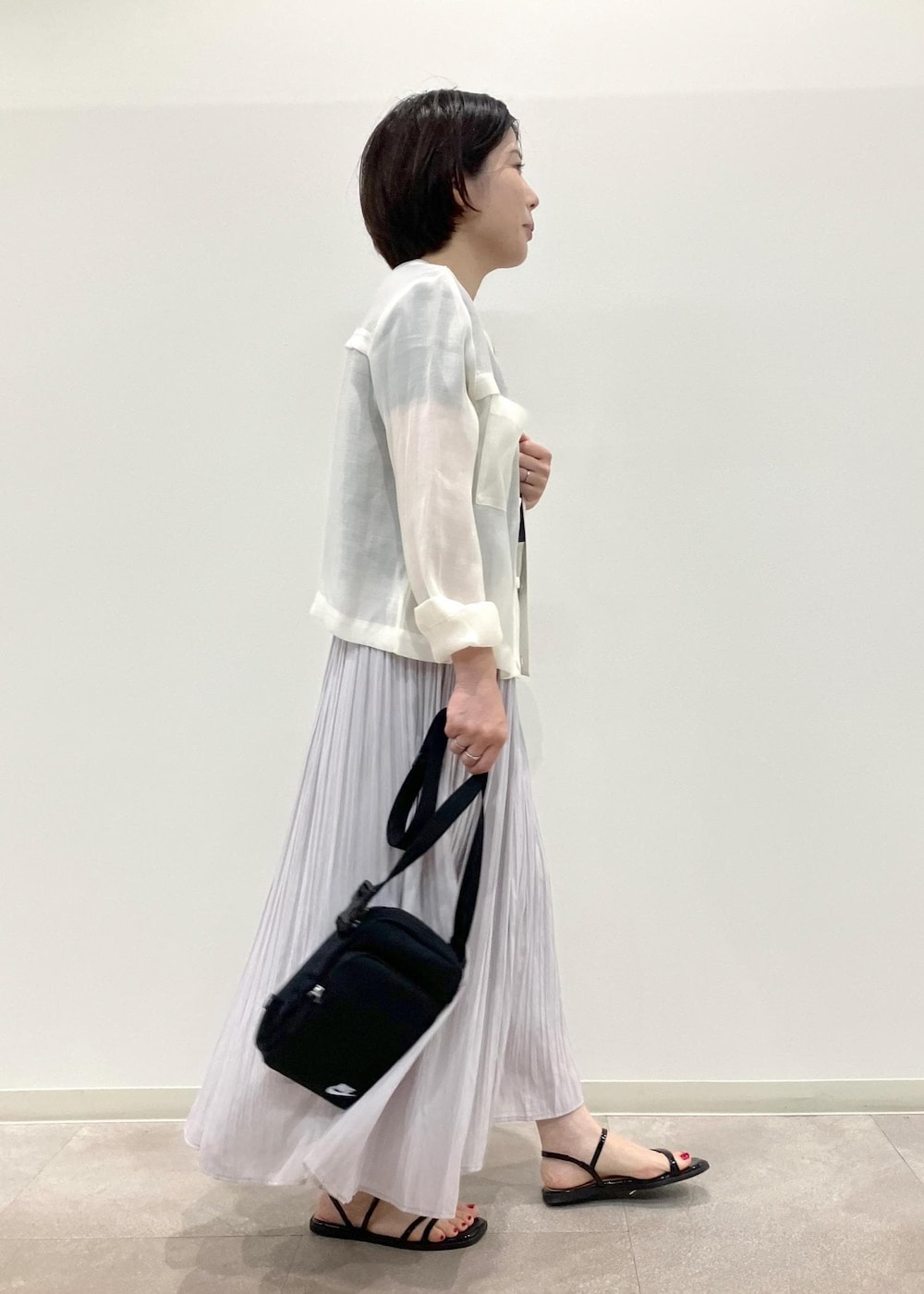 「春コーデ、お出かけコーデ、大人カジュアル、ROPÉ PICNIC、ストレート、ブルべ夏、混合、低身長、トップス、カーディガン、スカート、バッグ、ショルダーバッグ、シューズ、サンダル」｜「ROPE' PICNICのスキニーストラップフラットサンダル（サンダル、ブラック系）」を使った、ゆんさん（レディース・155cm）の夏コーディネートの6枚目の写真