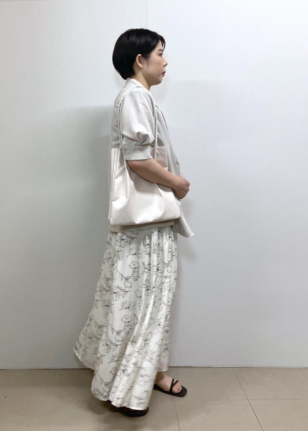 「夏コーデ、初秋コーデ、パンツスタイル、体型カバー、ROPÉ PICNIC、ストレート、ブルべ夏、混合、トップス、Tシャツ/カットソー、シャツ/ブラウス、パンツ、バッグ、トートバッグ、GDH15160」｜「ROPE' PICNICのイージースカーチョ/UVカット・洗濯機OK（その他パンツ、ホワイト系）」を使った、ゆんさん（レディース・155cm）の春コーディネートの5枚目の写真