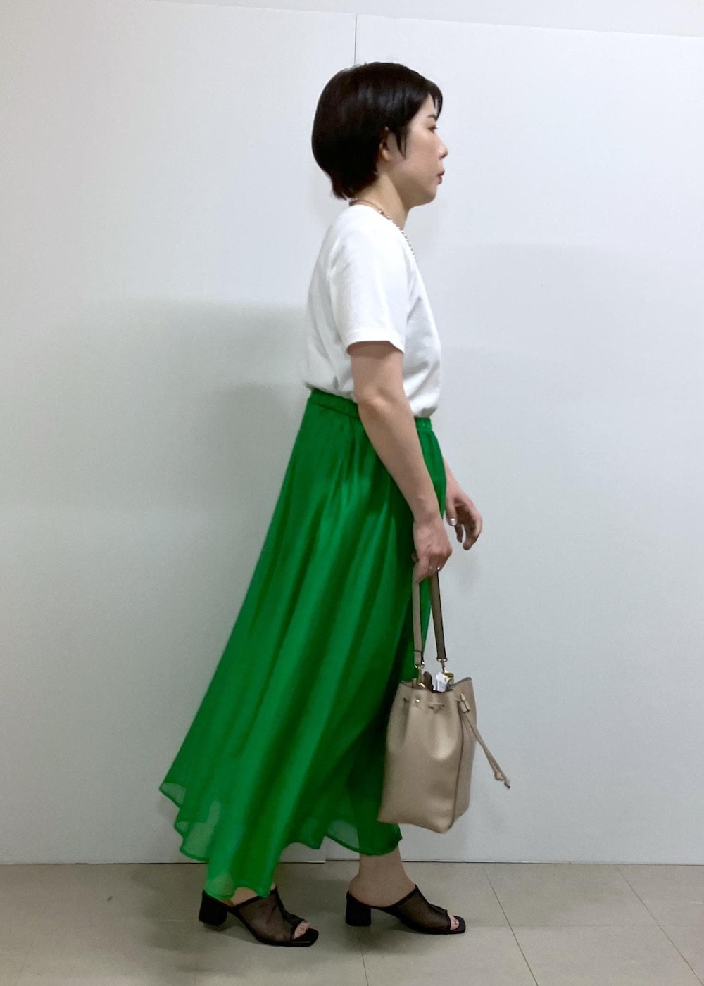 「夏コーデ、お出かけコーデ、推し活コーデ、女子会コーデ、スカートスタイル、ROPÉ PICNIC、ストレート、ブルべ夏、混合、トップス、Tシャツ/カットソー、スカート、バッグ、ショルダーバッグ、シューズ」｜「ROPE' PICNICのエアリーシアーギャザーロングスカート（スカート、グリーン系）」を使った、ゆんさん（レディース・155cm）の夏コーディネートの4枚目の写真
