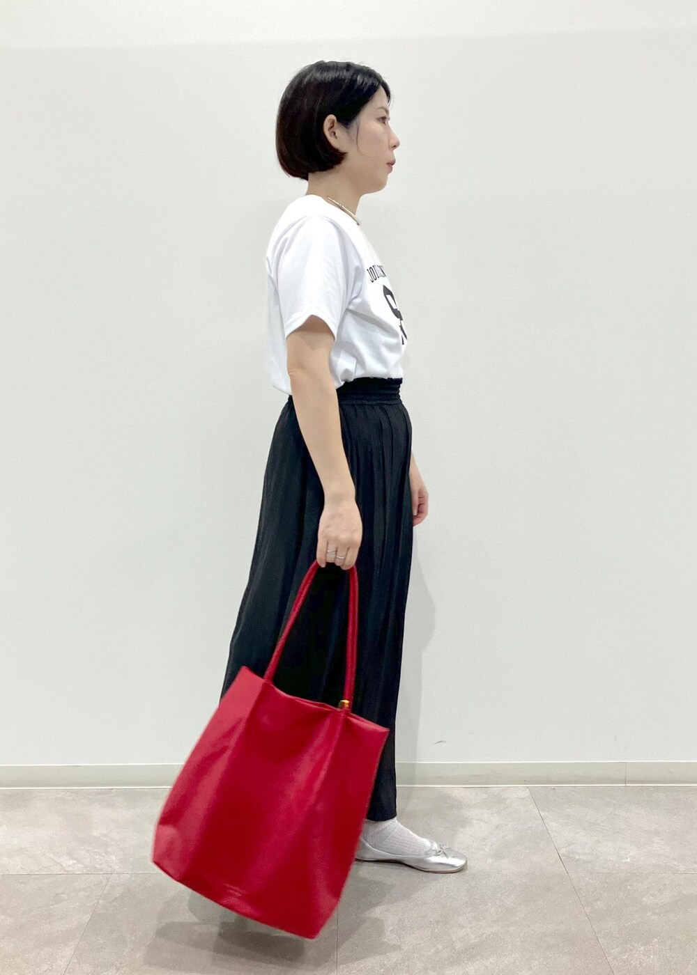 「初秋コーデ、秋コーデ、お出かけコーデ、推し活コーデ、大人カジュアル、ROPÉ PICNIC、ストレート、ブルべ夏、混合、低身長、トップス、Tシャツ/カットソー、パンツ、バッグ、トートバッグ」｜「ROPE' PICNICの【ご好評につき新色追加】さらさらアソート柄スカーチョ（その他パンツ、グレー系）」を使った、ゆんさん（レディース・155cm）の秋コーディネートの4枚目の写真