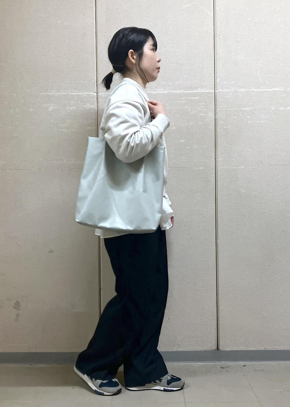 「初春コーデ、春コーデ、お出かけコーデ、フェスコーデ、女子会コーデ、大人カジュアル、レイヤード、パンツスタイル、体型カバー、ROPÉ PICNIC、ストレート、ブルべ夏、混合、トップス、シャツ/ブラウス」｜「ROPE' PICNICの花粉ガード・シワになりにくい/ギャザーシャツブラウス（シャツ/ブラウス、ホワイト系）」を使った、ゆんさん（レディース・155cm）の冬コーディネートの4枚目の写真