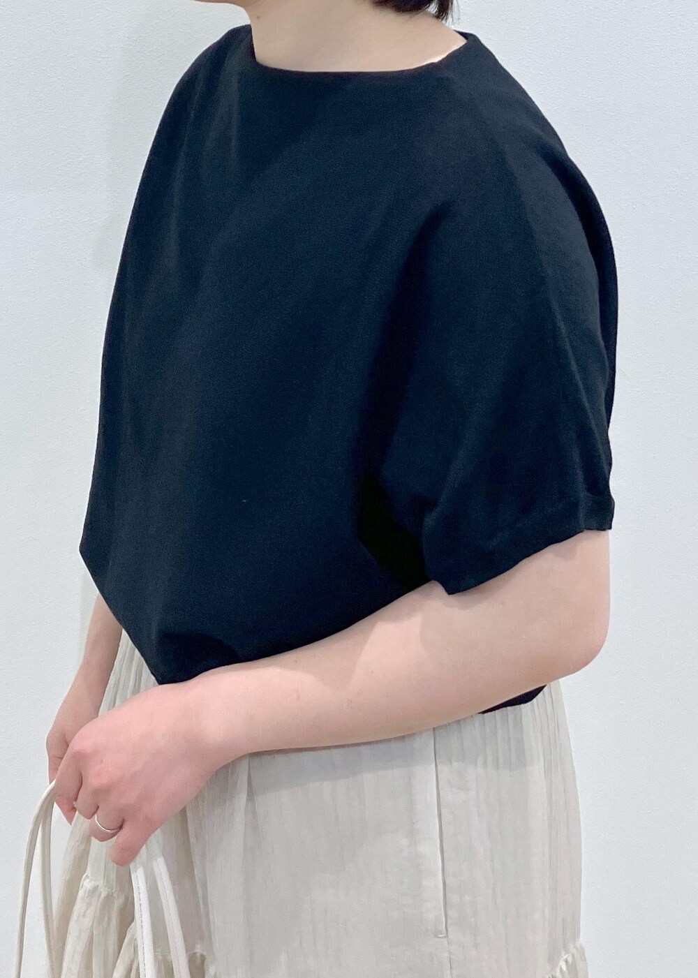 「初夏コーデ、夏コーデ、お出かけコーデ、推し活コーデ、女子会コーデ、スカートスタイル、ROPÉ PICNIC、ストレート、ブルべ夏、混合、トップス、ニット/セーター、スカート、バッグ、トートバッグ」｜「ROPE' PICNICの洗える3層ミドルトートバッグ（トートバッグ、ホワイト系）」を使った、ゆんさん（レディース・155cm）の春コーディネートの8枚目の写真