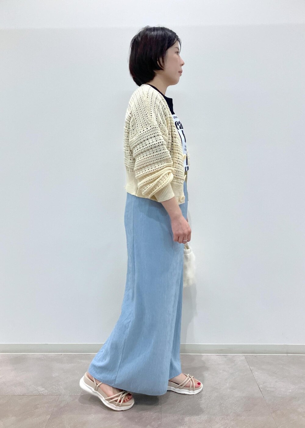 「夏コーデ、初秋コーデ、お出かけコーデ、推し活コーデ、大人カジュアル、カジュアルコーデ、ROPÉ PICNIC、ストレート、ブルべ夏、混合、低身長、トップス、Tシャツ/カットソー、カーディガン、スカート」｜「ROPE' PICNICのセットアップ対応/透かし編みテープヤーンニットカーディガン（カーディガン/ボレロ、ホワイト系）」を使った、ゆんさん（レディース・155cm）の夏コーディネートの4枚目の写真