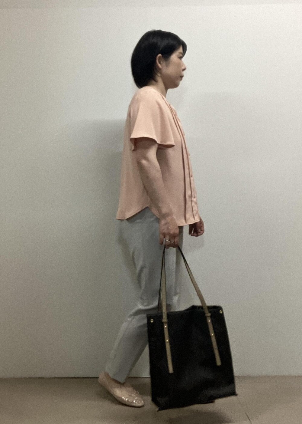 「春のお仕事服_pickup、初夏コーデ、夏コーデ、お仕事コーデ、授業参観日コーデ、パンツスタイル、きれいめコーデ、ROPÉ PICNIC、ストレート、ブルべ夏、混合、トップス、シャツ/ブラウス、パンツ、バッグ」｜「ROPE' PICNICの【AIRina/エアリーナ】軽くてやわらかいシアーグリッターバレエシューズ（バレエシューズ、ホワイト系）」を使った、ゆんさん（レディース・155cm）の春コーディネートの6枚目の写真