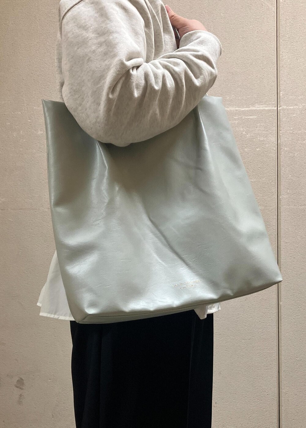 「初春コーデ、春コーデ、お出かけコーデ、フェスコーデ、女子会コーデ、大人カジュアル、レイヤード、パンツスタイル、体型カバー、ROPÉ PICNIC、ストレート、ブルべ夏、混合、トップス、シャツ/ブラウス」｜「ROPE' PICNICの花粉ガード・シワになりにくい/ギャザーシャツブラウス（シャツ/ブラウス、ホワイト系）」を使った、ゆんさん（レディース・155cm）の冬コーディネートの8枚目の写真