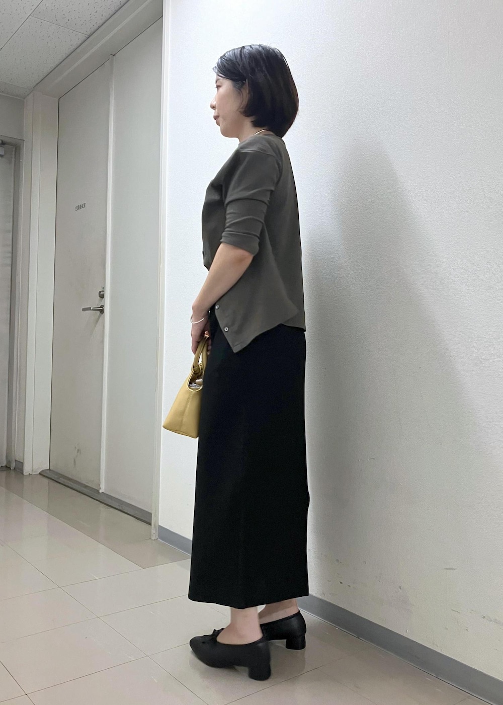 「秋コーデ、初冬コーデ、お仕事コーデ、お出かけコーデ、スカートスタイル、ROPÉ PICNIC、ストレート、ブルべ夏、混合、低身長、トップス、カーディガン、キャミソール、スカート、バッグ」｜「ROPE' PICNICのリボンギャザーミドルヒールパンプス（パンプス、ブラック系）」を使った、ゆんさん（レディース・155cm）の夏コーディネートの2枚目の写真