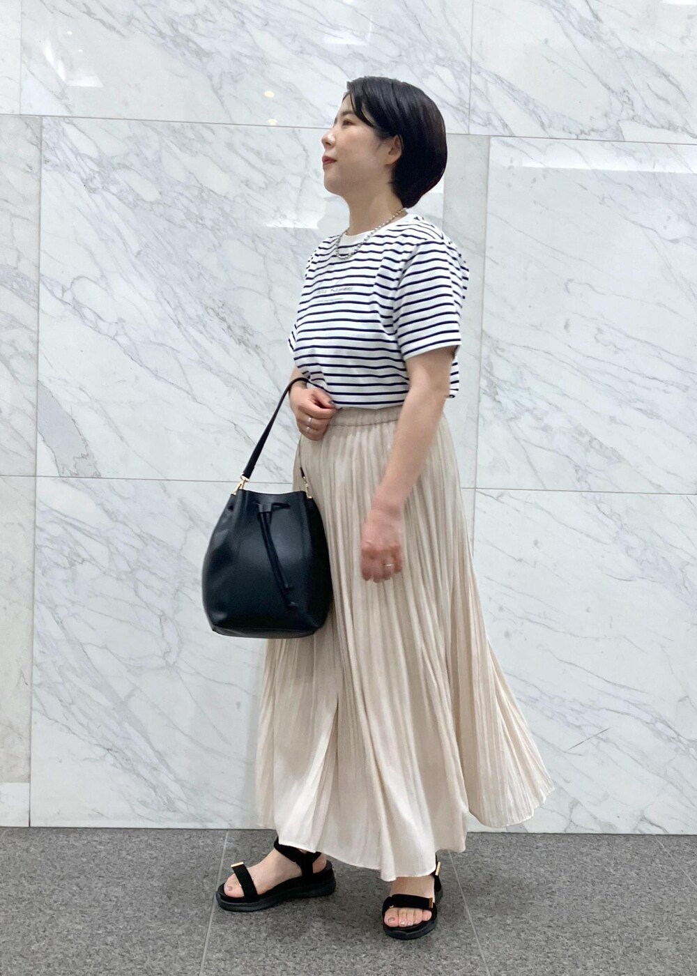 「夏コーデ、女子会コーデ、大人カジュアル、スカートスタイル、ROPÉ PICNIC、ストレート、ブルべ夏、混合、トップス、Tシャツ/カットソー、スカート、バッグ、ショルダーバッグ、シューズ、サンダル」｜「ROPE' PICNICの【UVカット・汗染み加工・接触冷感】手描き風ロゴプリントTシャツ（Tシャツ/カットソー、ブルー系）」を使った、ゆんさん（レディース・155cm）の夏コーディネートの6枚目の写真