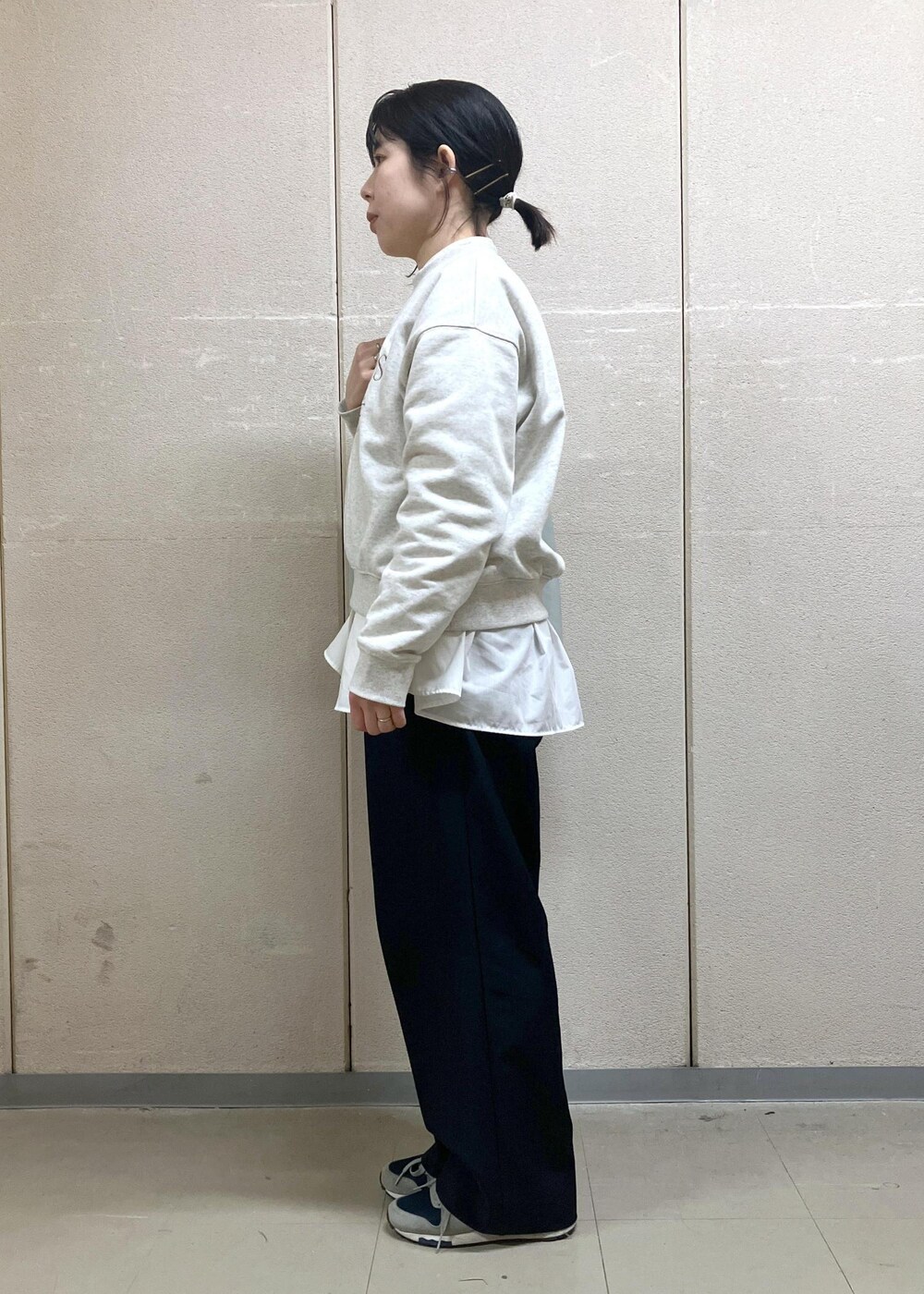 「初春コーデ、春コーデ、お出かけコーデ、フェスコーデ、女子会コーデ、大人カジュアル、レイヤード、パンツスタイル、体型カバー、ROPÉ PICNIC、ストレート、ブルべ夏、混合、トップス、シャツ/ブラウス」｜「ROPE' PICNICの花粉ガード・シワになりにくい/ギャザーシャツブラウス（シャツ/ブラウス、ホワイト系）」を使った、ゆんさん（レディース・155cm）の冬コーディネートの2枚目の写真