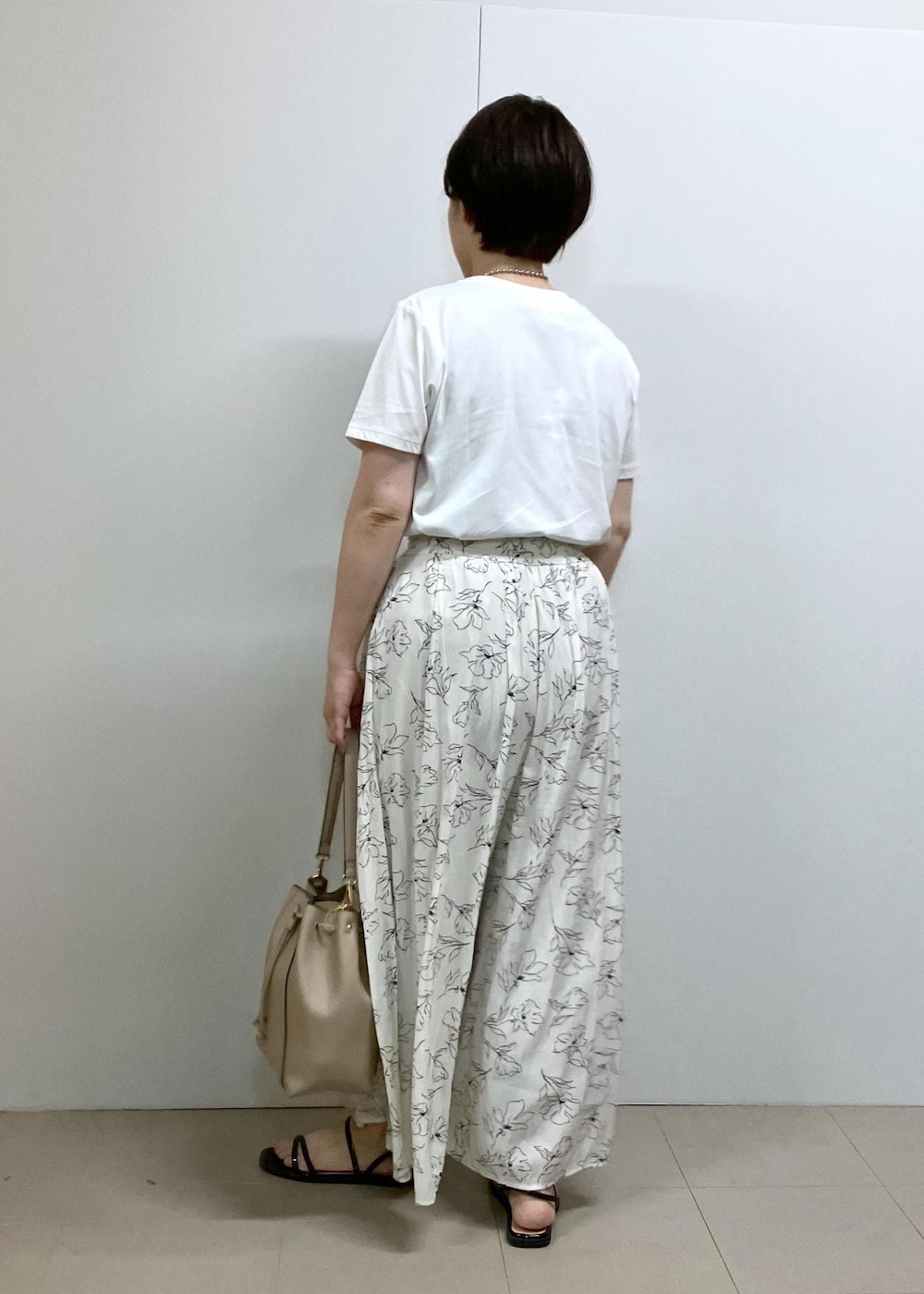 「夏コーデ、お出かけコーデ、旅行コーデ、女子会コーデ、大人カジュアル、ROPÉ PICNIC、ストレート、ブルべ夏、混合、トップス、Tシャツ/カットソー、パンツ、バッグ、ショルダーバッグ、GDM15340」｜「ROPE' PICNICのイージースカーチョ/UVカット・洗濯機OK（その他パンツ、ホワイト系）」を使った、ゆんさん（レディース・155cm）の夏コーディネートの3枚目の写真