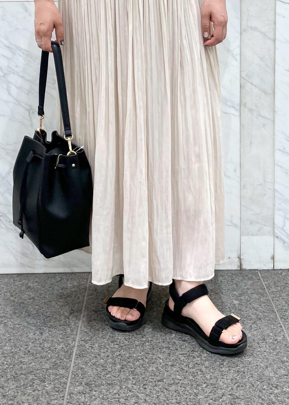 「夏コーデ、女子会コーデ、大人カジュアル、スカートスタイル、ROPÉ PICNIC、ストレート、ブルべ夏、混合、トップス、Tシャツ/カットソー、スカート、バッグ、ショルダーバッグ、シューズ、サンダル」｜「ROPE' PICNICの【UVカット・汗染み加工・接触冷感】手描き風ロゴプリントTシャツ（Tシャツ/カットソー、ブルー系）」を使った、ゆんさん（レディース・155cm）の夏コーディネートの8枚目の写真