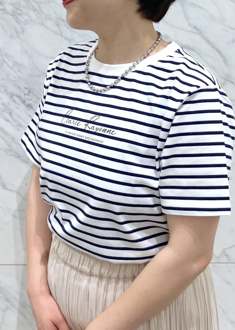 「夏コーデ、女子会コーデ、大人カジュアル、スカートスタイル、ROPÉ PICNIC、ストレート、ブルべ夏、混合、トップス、Tシャツ/カットソー、スカート、バッグ、ショルダーバッグ、シューズ、サンダル」｜「ROPE' PICNICの【UVカット・汗染み加工・接触冷感】手描き風ロゴプリントTシャツ（Tシャツ/カットソー、ブルー系）」を使った、ゆんさん（レディース・155cm）の夏コーディネートの7枚目の写真