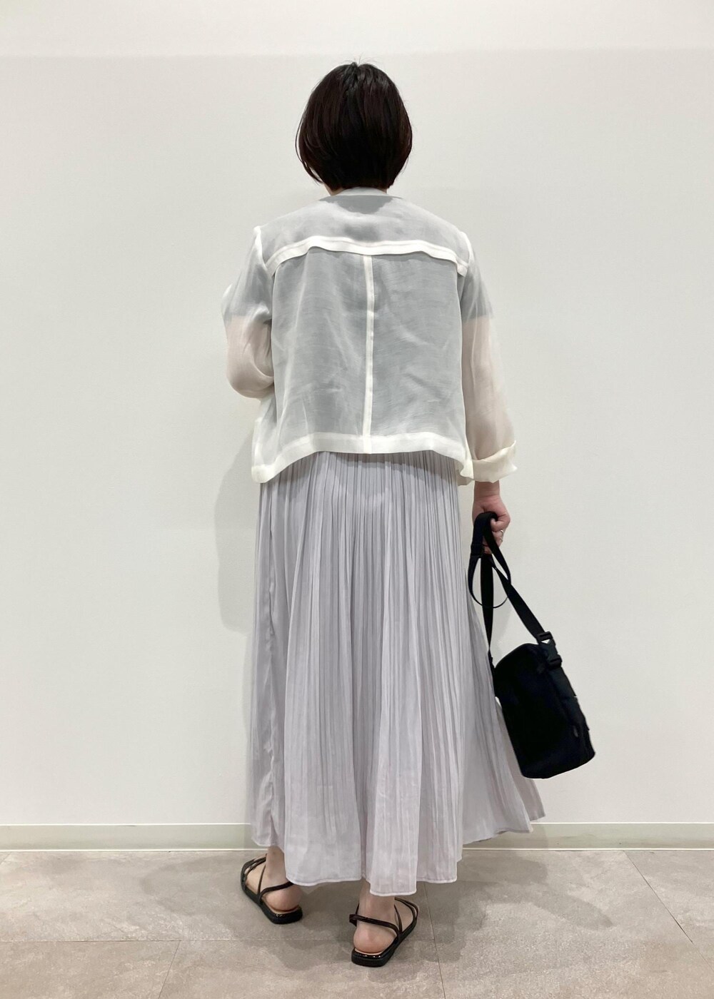 「春コーデ、お出かけコーデ、大人カジュアル、ROPÉ PICNIC、ストレート、ブルべ夏、混合、低身長、トップス、カーディガン、スカート、バッグ、ショルダーバッグ、シューズ、サンダル」｜「ROPE' PICNICのスキニーストラップフラットサンダル（サンダル、ブラック系）」を使った、ゆんさん（レディース・155cm）の夏コーディネートの5枚目の写真
