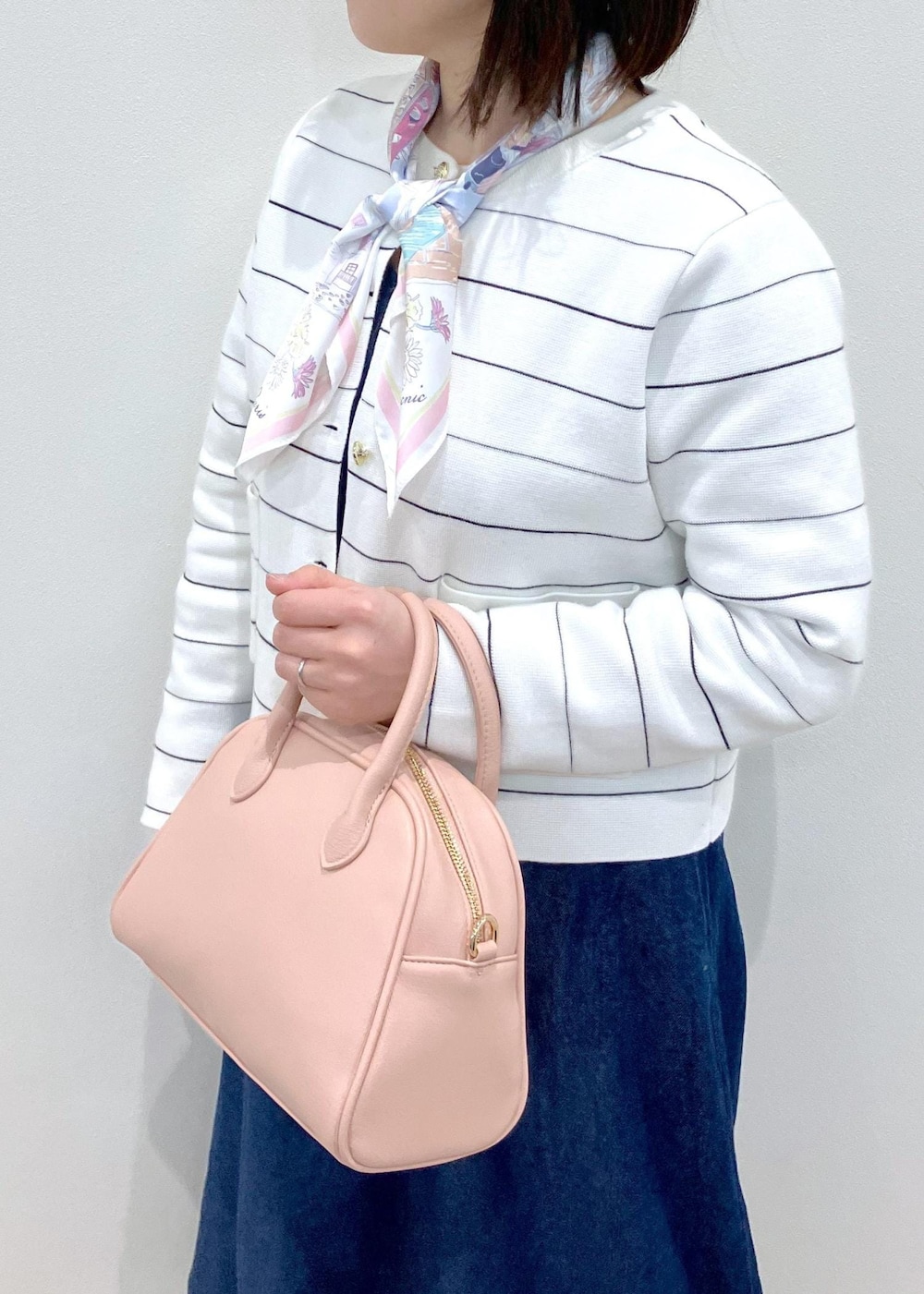 「春コーデ、運動会コーデ、デートコーデ、お出かけコーデ、女子会コーデ、フェミニンコーデ、ROPÉ PICNIC、ストレート、ブルべ夏、混合、トップス、カーディガン、ワンピース、バッグ、ボストンバッグ」｜「ROPE' PICNICのデニムワンピース（ワンピース、ブルー系）」を使った、ゆんさん（レディース・155cm）の春コーディネートの4枚目の写真