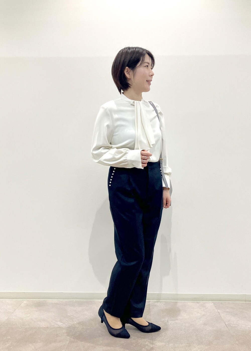 「GDV14000、GDS14090、GDH53410、GIX63280、GIA14100、骨格ストレート、ボウタイブラウス、オフィスカジュアル、24SSセレモニー、24SS、セレモニー、ブラック、ショルダーバッグ、ミニ、チェーン」｜「ROPE' PICNICのeasy warm 2WAYボウタイブラウス（シャツ/ブラウス、ホワイト系）」を使った、ゆんさん（レディース・155cm）の冬コーディネートの5枚目の写真