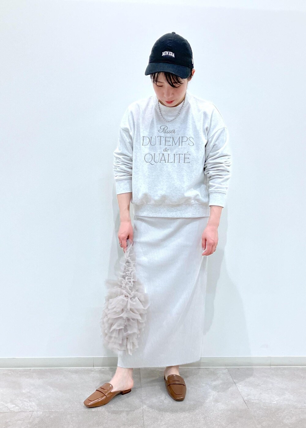 「春コーデ、お出かけコーデ、女子会コーデ、大人カジュアル、スカートスタイル、ROPÉ PICNIC、ストレート、ブルべ夏、混合、トップス、スウェット、スカート、バッグ、ショルダーバッグ、シューズ」｜「ROPE' PICNICのシアーフリルワンハンドルバッグ（ショルダーバッグ、ベージュ系）」を使った、ゆんさん（レディース・155cm）の春コーディネートの5枚目の写真