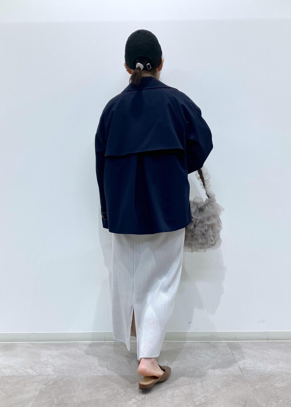「春コーデ、お出かけコーデ、旅行コーデ、女子会コーデ、大人カジュアル、体型カバー、ROPÉ PICNIC、ストレート、ブルべ夏、混合、トップス、スウェット、ジャケット/アウター、トレンチコート、スカート」｜「ROPE' PICNICの【新色追加】小柄さん向けサイズあり/トタンテレコアイラインスカート（スカート、グレー系）」を使った、ゆんさん（レディース・155cm）の春コーディネートの4枚目の写真