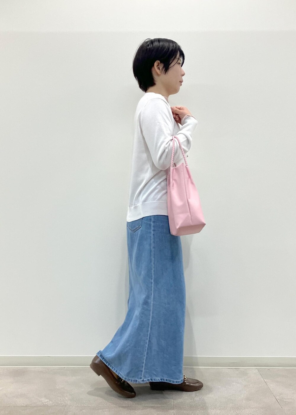 「GDM14170、GSC14030、GDK14100、GIX14090、GIA14020、ラメ、デニムスカート、カーディガン、シアーラメ、メロートップス、ローファー、ROPEPICNIC、ROPE PICNIC、ROPÉ PICNIC R、ロペピクニック」｜「ROPE' PICNICのクルーネックニットカーディガン/UVカット・吸水速乾・マシンウォッシャブル（カーディガン/ボレロ、ホワイト系）」を使った、ゆんさん（レディース・155cm）の春コーディネートの2枚目の写真