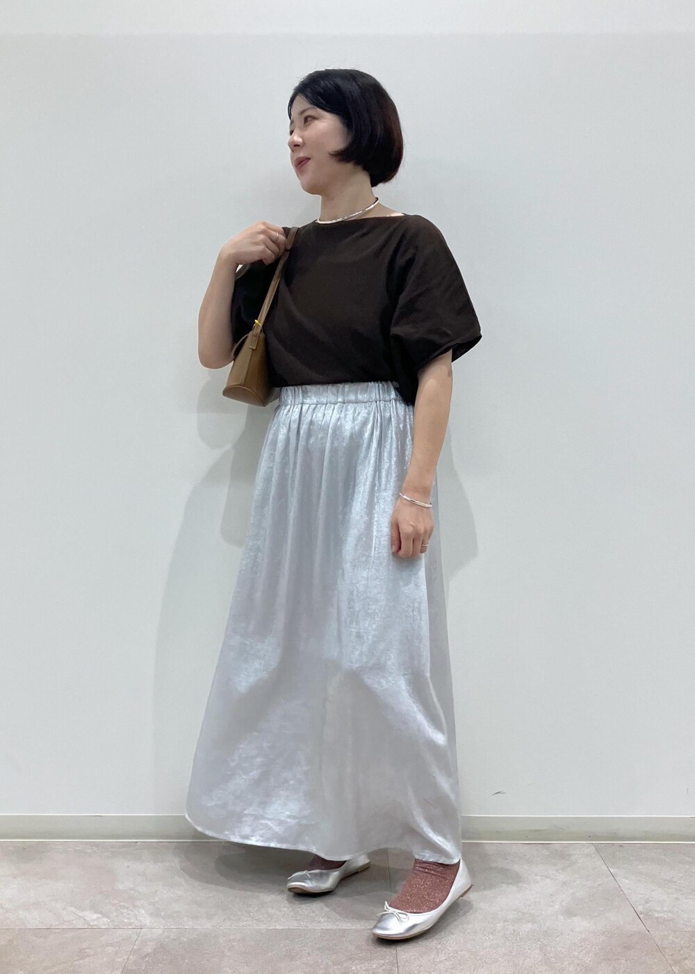 「初秋コーデ、秋コーデ、お出かけコーデ、スカートスタイル、ROPÉ PICNIC、ストレート、ブルべ夏、混合、低身長、トップス、ニット/セーター、ベスト、スカート、バッグ、ショルダーバッグ」｜「ROPE' PICNICのメタリックスカート（スカート、シルバー系）」を使った、ゆんさん（レディース・155cm）の秋コーディネートの7枚目の写真