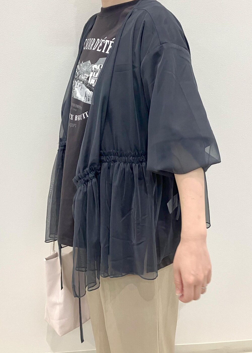 「GIX14090、GIA14190、GSM14040、GDS14130、GDK14090、大人カジュアル、骨格ストレート、24SS夏の新作、麻調シアーシリーズ、セットアップ対応、ワイドパンツ、サンダル、デザインT、Tシャツ、トップス」｜「ROPE' PICNICの洗えるメッシュハンドルミドルトートバッグ（トートバッグ、ホワイト系）」を使った、ゆんさん（レディース・155cm）の夏コーディネートの5枚目の写真